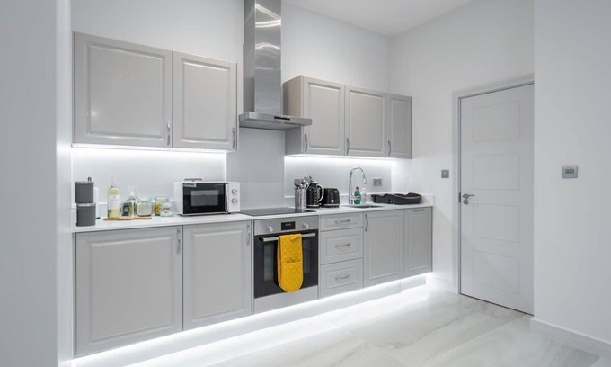 Didcot Apartment | LiveStay - Modern Apartment in Didcot*3