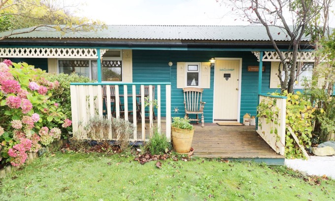 Aberystwyth Cabin | LLEWELYN LODGE, with a garden in Aberystwyth