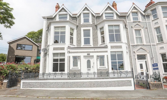 Criccieth Cottage | LLWYN ONN 2 BED, country holiday cottage, with a garden in Criccieth
