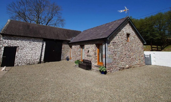 Llangadog Ski Chalet | Llwynrhosser in the beautiful Llangadog