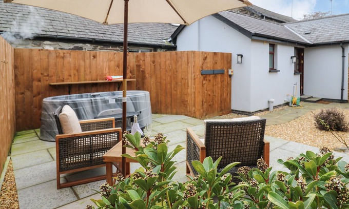 Bow Street Cottage | LLYGAD Y DYDD, romantic, with hot tub in Bow Street, Wales