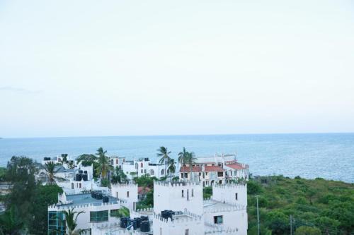 Mombasa House | LN NYALI BEACH VIEW ENSUITE PRIVATE ROOMs AND APARTMENTS WITH SWIMMING POOL