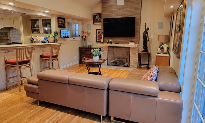 Laguna Beach House | Local Cheerful 4 Bedroom home with outdoor dining
