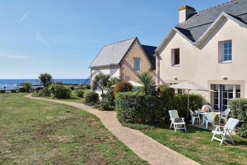 Guilvinec House | LocaLise - Maison E2 au Guilvinec - A 20m de la mer avec jardin et piscine - Tout à pied, plage, port, centre commerces, marché - Wifi inclus - Vue mer de la chambre - Animaux bienvenus - Linge de lit inclus