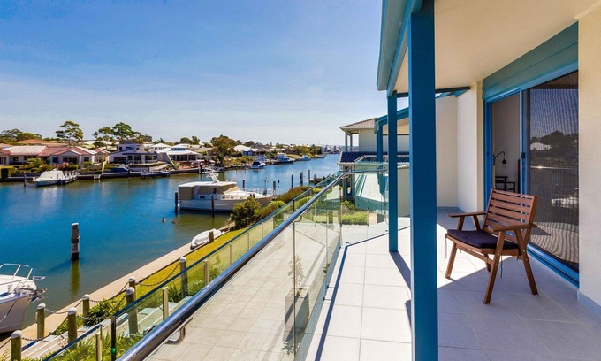 Paynesville House | Locanda - A welcoming and beautifully presented home located on the canals
