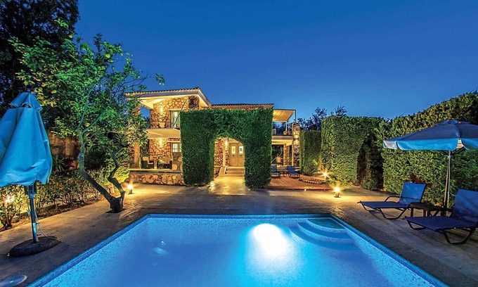 Drosia House | Located a short walk from the traditional unspoilt village of Beloussi, Stavli is an attractively re