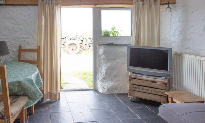 Clynnogfawr Cottage | Located close to beaches, Snowdonia National Park and within the Llyn Peninsula.