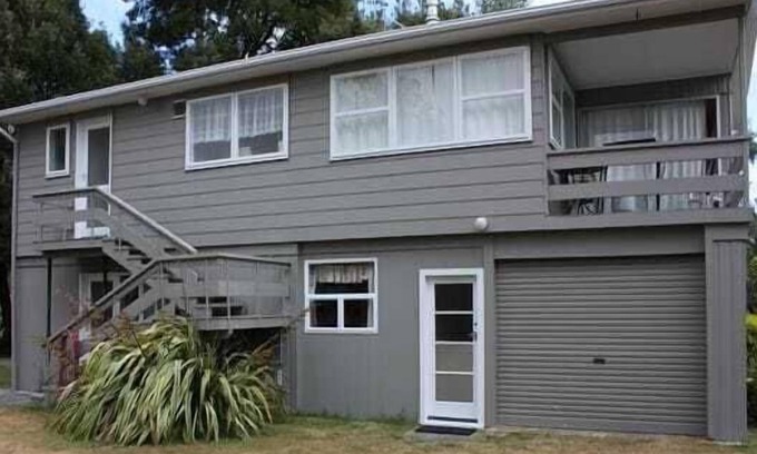 Kinloch House | Located in the heart of Kinloch village. Short walk to Lake Taupo, shop and res