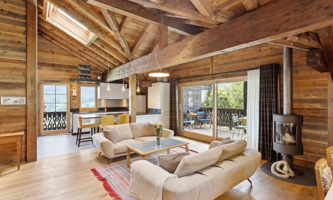Champery Apartment | Located in the town of Val d'Illiez, between Troistorrents and Champéry, the Chalet Reine offers a b