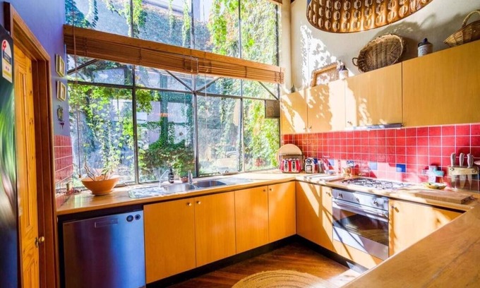 Fremantle Apartment | Located in the trendy West end of Fremantle, this stylish Airbnb is perfect for beach lovers and urban explorers alike.