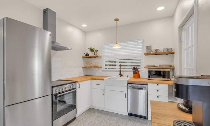 Childs Park House | Located near St Pete beaches, downtown Gulfport and short distance to Tampa