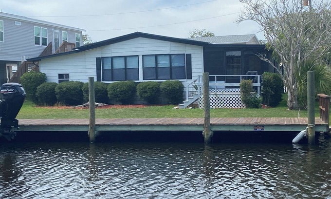 Homosassa House | Located on the Homosassa River. Min. from the Gulf. Dock space for large boats.