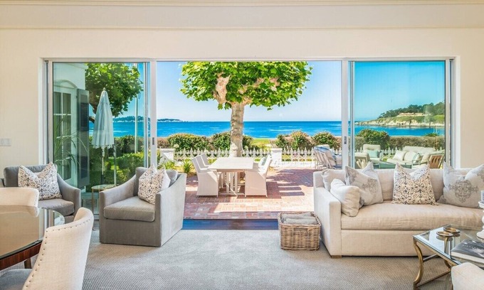 Pebble Beach House | Located on the legendary 18th hole of the famed Pebble Beach Golf Course.