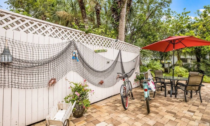 Siesta Key Cottage | Location 1 Bdrm Cottage 1 Block from Beach and 2 Blocks from Siesta Village