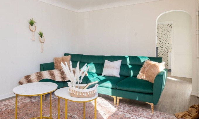 Ann Arbor House | ~Location~ 3 Min to UOFM: Cozy Retro Art Deco Home