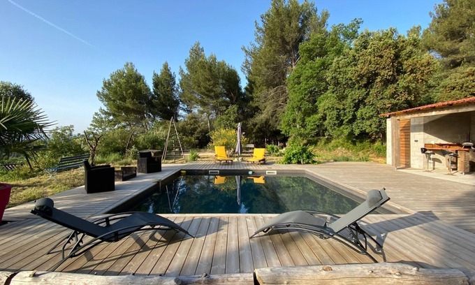 Noves Villa | Location de Vacances Avec Piscine Jardin et vue sur les Alpilles