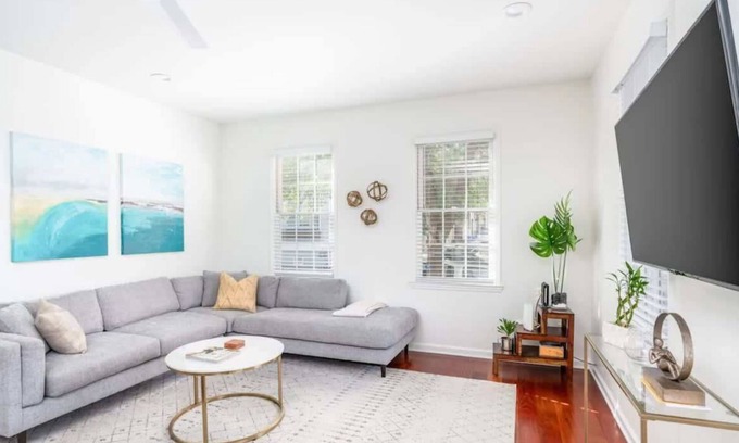 Cannonborough Elliotborough House | Location + Luxury 3BD/3BA - 2 Blocks to King!