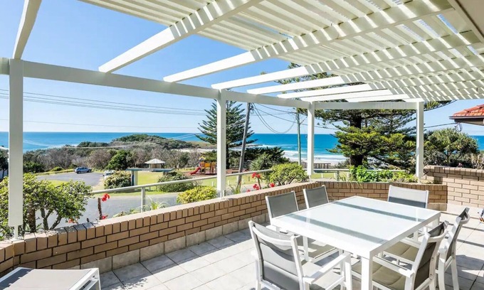 Yamba Apartment | Location+ Ocean & headland views. Wifi, gifts, linen, 3 bed, 2 bath & parking!