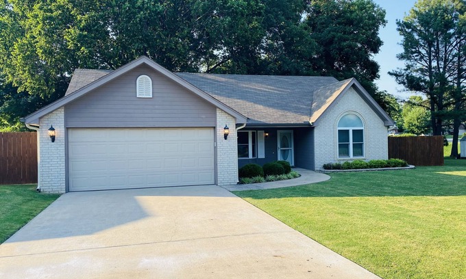 Bentonville House | Location! Slaughter Pen Trail, Museums, Walmart. King Bed too!