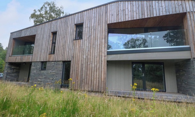 Glenfinnan Cottage | LOCH TRO CHRAOBHAN, pet friendly, with open fire in Glenfinnan