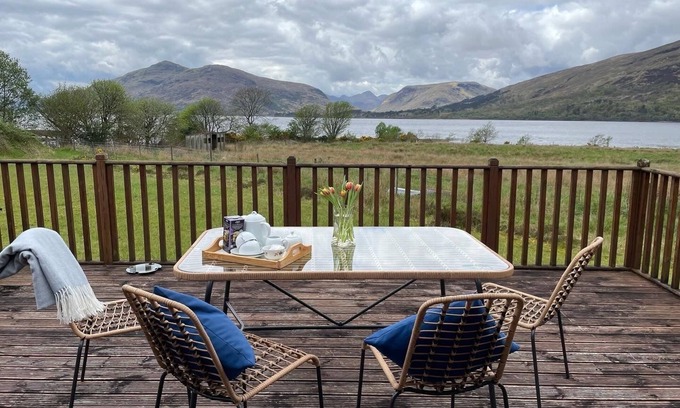 Fort William Ski Chalet | Lochside Luxury. Wood burning stove. Huge deck. En-suite. Lots of parking.