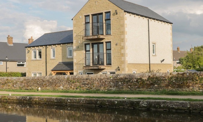 Gargrave House | LOCK VIEW, pet friendly, luxury holiday cottage in Gargrave