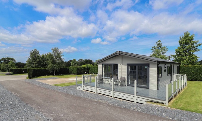 Saint Asaph Cottage | LODGE 9, pet friendly, country holiday cottage, with pool in St Asaph