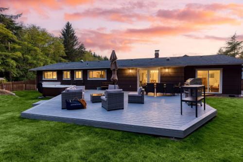 Oak Harbor House | Lodge at Deception Pass by AvantStay Trails Hot Tub Walk to Cornet Bay