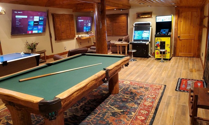 Big Bear Lake Cabin | Lodge- EV Charger,Game Room, Dog Friendly,SPA, AC,1 Acre Fenced yard, Fast WIFI