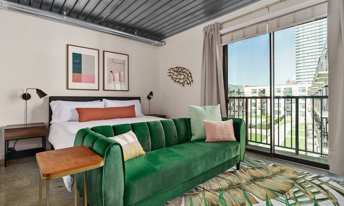 Midtown Apartment | Lodgeur | Designer studio w/pool view | Midtown