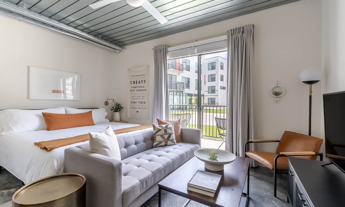 Midtown Apartment | Lodgeur | Trendy studio loft w/patio | Midtown