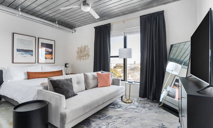 Midtown Apartment | Lodgeur | Vibrant & stylish studio loft | Midtown