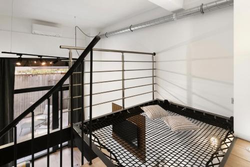 Cimiez Apartment | Loft Industriel avec Terrasse et Filet Suspendu à Nice Cimiez