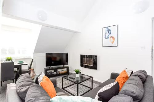 Leigh-on-Sea Apartment | Loft Style Apartment w/Parking, in Leigh-on-Sea