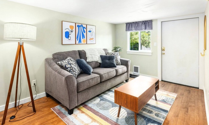 Southeast Magnolia Apartment | Loftium | Fabulous & Chic Guest Suite in Magnolia!