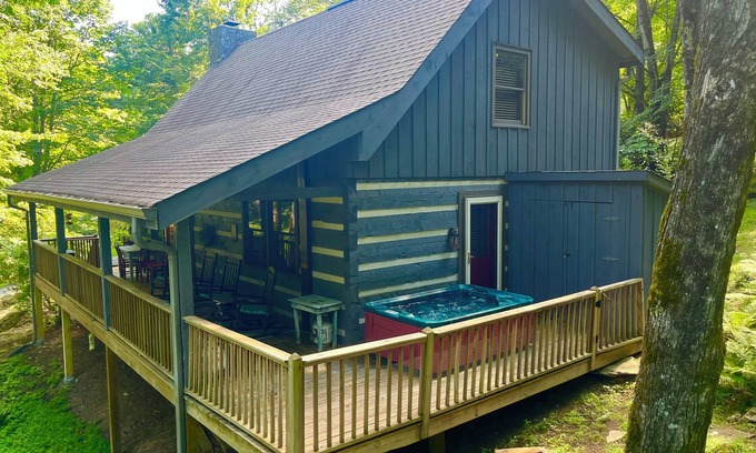 Seven Devils Cabin | Log Cabin, Hot tub, wi-fi, central location!