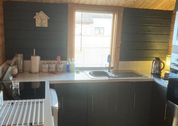 Balloch Apartment | Log Cabin in the City with hot tub