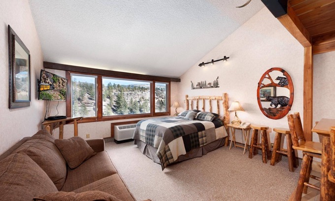 Purgatory Cabin | Log Cabin in the Lodge (#506) | 10 min to Ski - Views, Golf, AC/Pool/Hot Tub