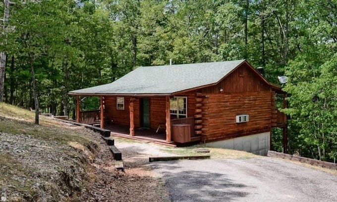 Sylvan Shores Cabin | Log Cabin Near Beaver Lake Wifi Fire Pit