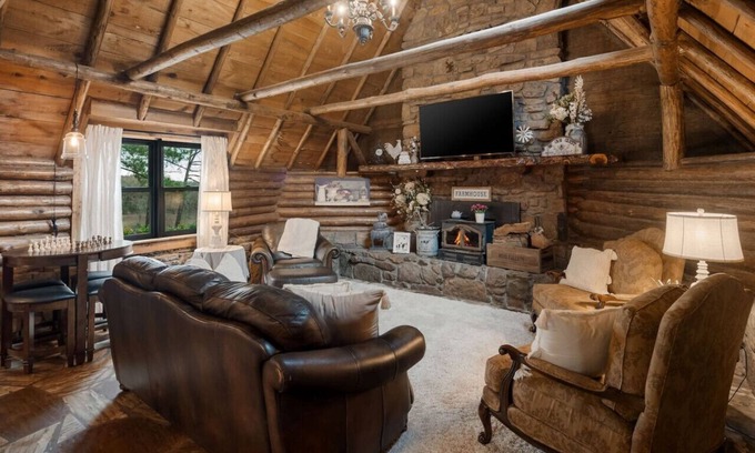 Rudy House | Log cabin on 100 acres-Wifi-Kitchen-Wildlife-The Cuddly Cow