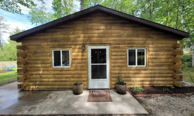 Bitely Cabin | Log Cabin Sisson Lake Kayaks Firepit Arcade Game