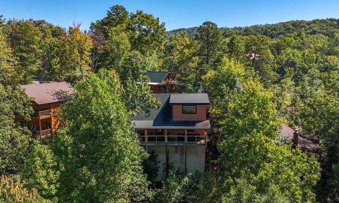 Gatlinburg - Pigeon Forge Cabin | Log cabin w/hot tub, arcade game, & stunning views + Free Attraction Tickets