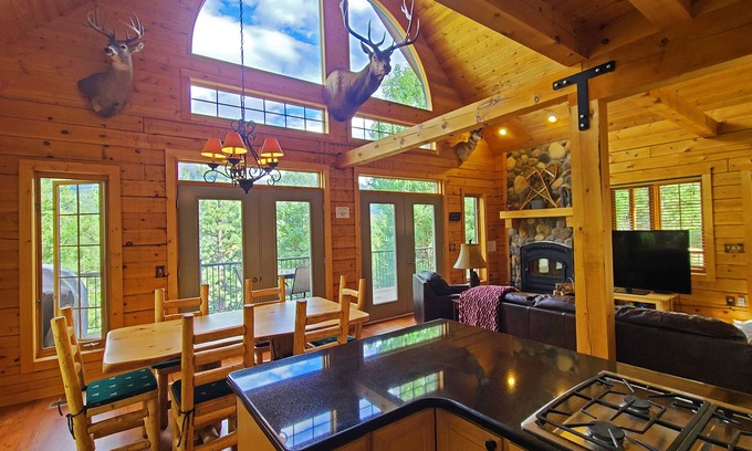 Rainbow Valley Cabin | LOG CABIN w/Mtn View, Hot Tub, & Fireplace!