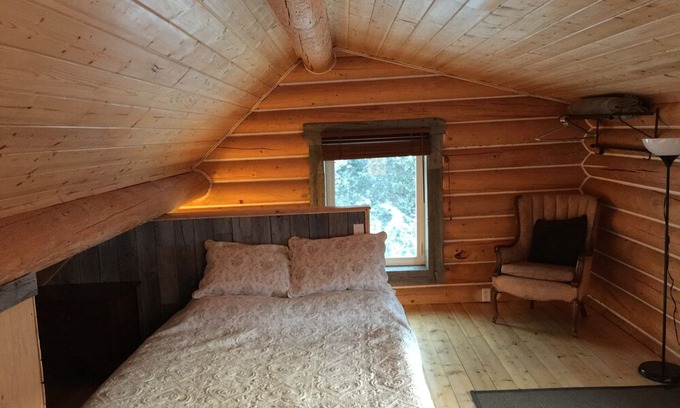 Yukon Cabin | Log Cabin with Amazing Mountain & Lake Views (pet-friendly)