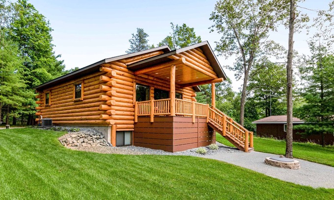Nekoosa House | Log cabin with lake views, kayaks, paddleboard, fast WiFi, firepit & private W/D