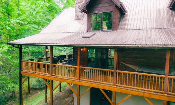 Banner Elk Cabin | Log Heaven - Romantic Luxury Log Cabin near Banner Elk With Hot Tub, Pool Table, & Fishable River!