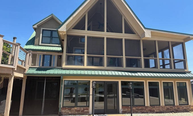 Inman House | ~ LOG HOME ON A BEAUTIFUL LAKE~Resort style pool~Charming Large 5 bedroom