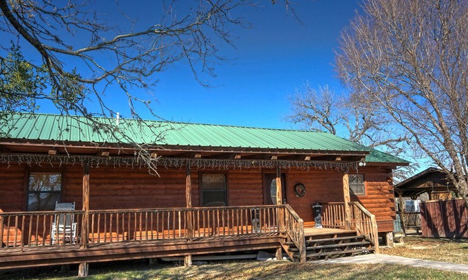 Leakey Cabin | LOG HOME ON THE FRIO RIVER