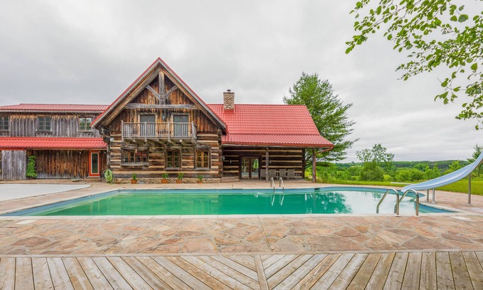 King Cottage | Log house with pool! Close to Toronto! 5 mins from downtown Bolton!