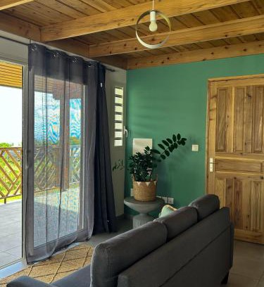 Sainte-Rose Apartment | Logement Émeraude